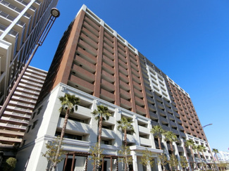 【外観】 | 周辺のマンションやホテルと全く違う色使いの外壁。重厚感とラグジュアリー感あふれるマンションです。
平成２１年７月築の築浅マンション！各お部屋に専用のポーチがあるのも特徴の１つです！