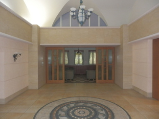 【エントランス】 | 1階のロビーです。天井が広く、綺麗なつくりとなっております！