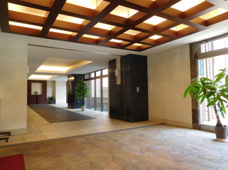 【エントランス】 | 1階のロビーです。天井が広く、窓も大きいので陽の光がよく入るつくりになっております。