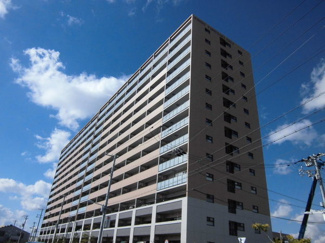 【外観】 | 平成25年6月築のマンションです！駐車場の専用で利用できるお部屋です！