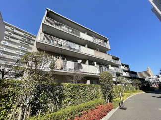 【外観】 | 陽当りがいいと建物もキレイに見えます！修繕もしっかりされているので、安心してお住まいいただけます！