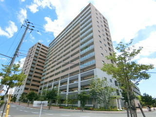 【外観】 | 平成２７年築の築浅マンションです！Ａ・Ｂ・Ｃ棟の３棟からなるこちらのマンションは、すべての住戸に駐車場の区画が専用で使用できる権利がついているマンションです！