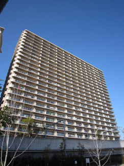 【外観】 | 平成２３年９月築の築浅マンション！前面に建物が無いので、陽当り・通風・眺望良好です！
目の前にＪＲゆめ咲線が通っていますが、あまり音は気にならなかったです！