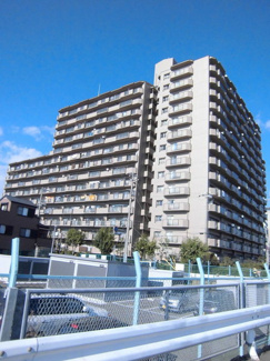 【外観】 | こちらの物件は昭和６２年４月築の新耐震基準で建築されたマンションです！総戸数も３６７戸と数の多いマンモスマンションです！敷地内には分譲駐車場区画もあり、駐車場区画だけで販売される可能性もあります！