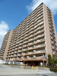 【外観】 | 平成１２年６月建築とまだまだ綺麗なマンション！鉄骨鉄筋コンクリート造１５階建と重厚な造りとなっています。住環境良好なエリアに立地。