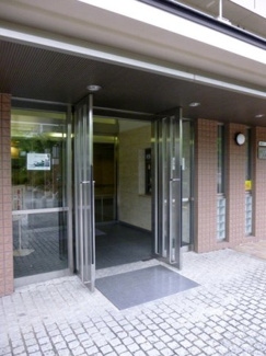 【エントランス】 | マンション入り口、シンプルな見た目です。管理も行き届いています。