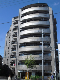 【外観】 | 平成１２年築のマンションです！周辺には３路線ある西九条駅、スーパーライフがあり生活環境良好です。