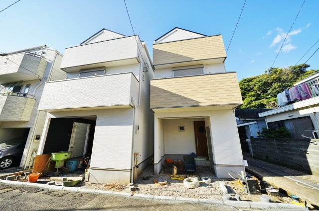 保土ヶ谷駅徒歩７分。白を基調とした建物♪保土ケ谷区西久保町　全２棟新築戸建ての外観