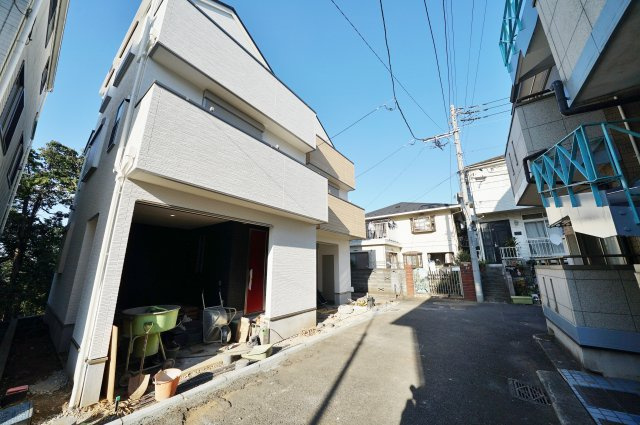 保土ヶ谷駅徒歩７分。白を基調とした建物♪保土ケ谷区西久保町　全２棟新築戸建ての前面道路含む現地写真