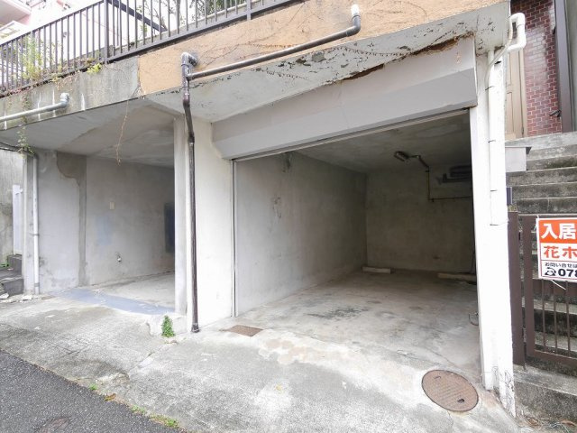 鈴蘭台東町戸建の駐車場