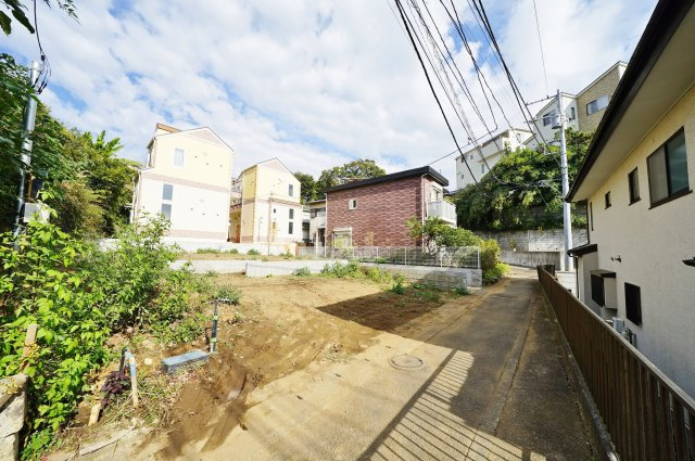 【横浜市保土ケ谷区東川島町44-2新築戸建て】（上星川小学校・保土ヶ谷中学校）の前面道路含む現地写真