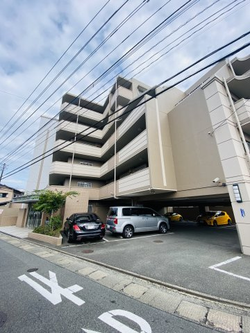 クローバーマンション空港東の駐車場