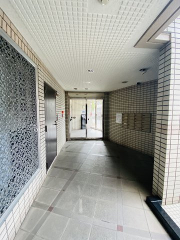 クローバーマンション空港東のエントランス