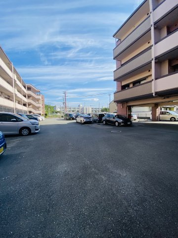 アンピール古賀の駐車場