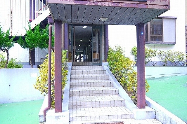 スタンドアップ本町のエントランス|毎日通るエントランスはこのようになっています