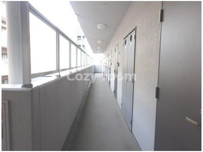 【その他共用部分】 | ライブガーデン江坂Ⅱ | 明るい共有廊下です。