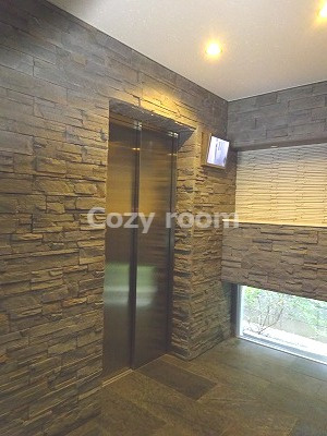 【その他共用部分】 | ライブガーデン江坂Ⅱ | 防犯カメラ付きのエレベーターホールです。