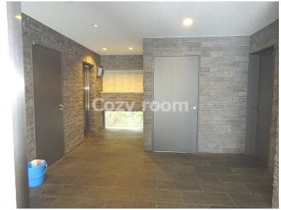 【ロビー】 | ライブガーデン江坂Ⅱ | 広々として落ち着いた印象のロビーです。