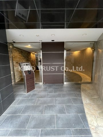 セレニテ梅田北Premiumのエントランス|ゆとりのあるエントランスです