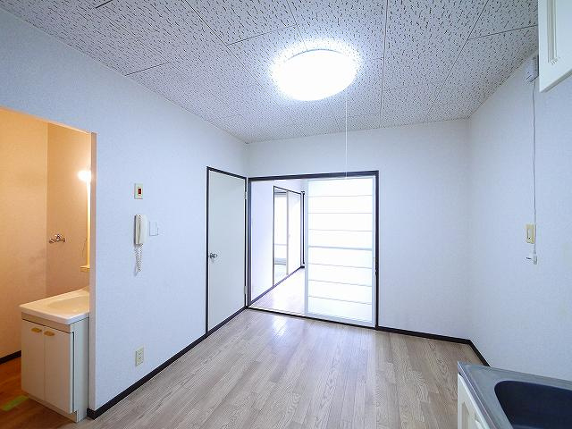 エスポワール神殿町の居間・リビング|ご家族で団らん出来るダイニングキッチンです。