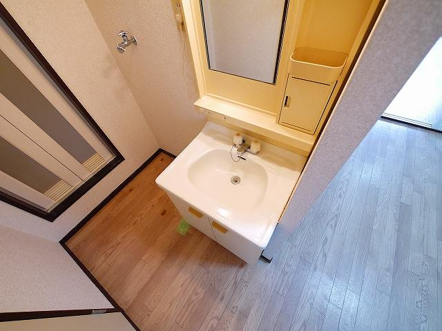 エスポワール神殿町の独立洗面台|独立洗面台、小物を置くことができて便利です