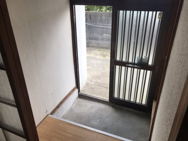 福島アパートの玄関