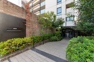 【エントランス】 | 旧野村不動産分譲のプラウドシリーズならではの洗練されたアプローチ。	