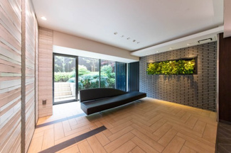 【エントランス】 | １階エントランス部分には共有のトイレも設置しています。
