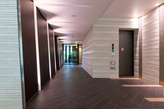 【その他共用部分】 | ベビーカー、車椅子、自転車等も複数台運べる大型のエレベーターです。