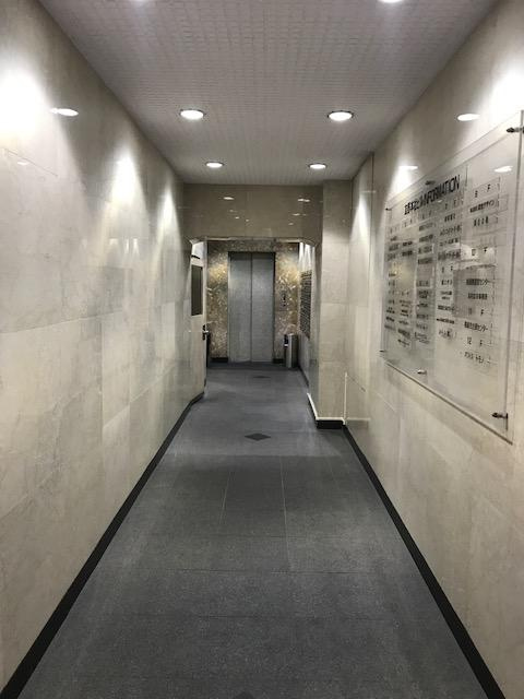 友野本社ビルのエントランス