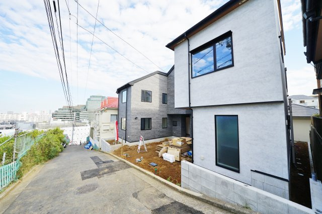 天王町徒歩９分！閑静な住宅街♪保土ヶ谷区桜ケ丘1丁目　全２棟新築戸建ての前面道路含む現地写真|住環境に配慮された第一種低層住居専用地域。