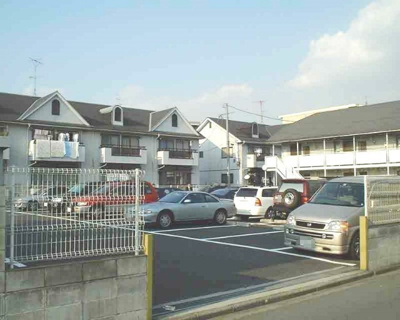 【駐車場】 | エーデルハイムB | いつでも目の届く敷地内に駐車場があります♪お車をお持ちのファミリーさんにオススメです☆