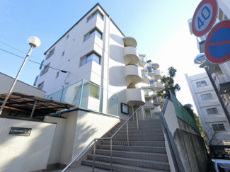 【外観】 | 総戸数２７戸、昭和５６年２月築、管理人は日勤勤務につき管理体制良好です♪
