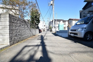 【前面道路含む現地写真】 | 前面道路は4.0ｍ公道で、車通りは少なく小さなお子様にも安心の立地です。