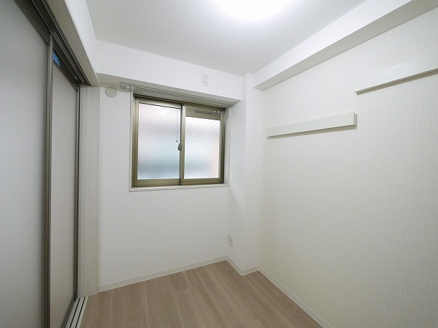 アルヴァローレ北町の内装|洋室のアクセントクロスはベージュで落ち着き感を演出