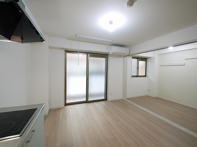 アルヴァローレ北町の居間・リビング|仕切りを開けるとアクセントクロスが見えて違った雰囲気のお部屋に