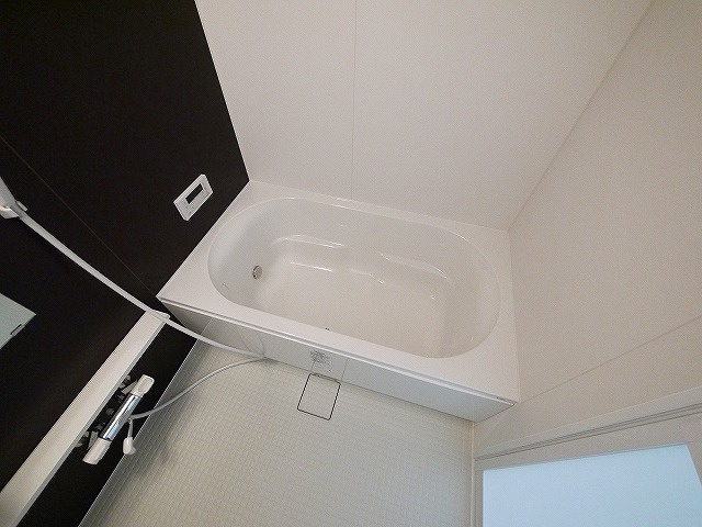 アルヴァローレ北町の浴室|ブラウンのアクセントパネルでおしゃれさも忘れません