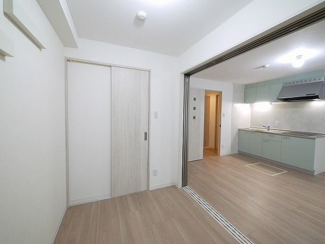 アルヴァローレ北町の洋室|このお部屋はベージュのアクセントクロスで落ち着いた空間です