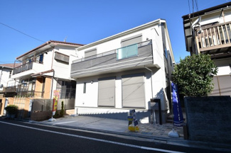 【外観】 | 陽光に包まれる落ち着いた雰囲気の住宅街！建物完成済みご内覧可能で御座います。