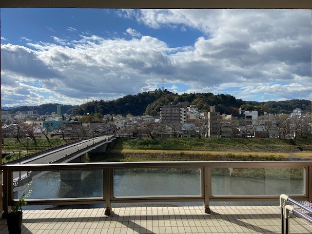 ロアール濱町桜橋　粋人の展望|バルコニーからの眺望です。山・川・桜と自然の四季が楽しめる魅力的な物件。バルコニーにはウッドデッキが敷かれており、テーブルやイスを出して景色を楽しめます。特にライトアップされた夜桜や橋の夜景は絶景です