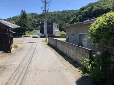 【前面道路含む現地写真】 | 佐久市根岸沓沢売地 | 北側道路を西側から撮影