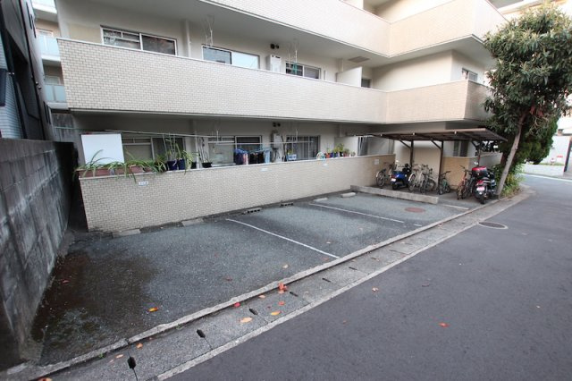 ローラン平尾の駐車場