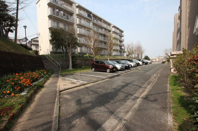 野間台住宅 3の駐車場