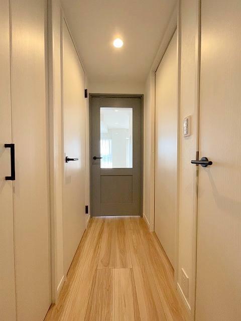 レックスハイム吉川のその他共用部分|リビングに行く前にかわいい扉があります。