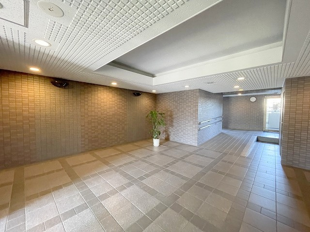 レックスハイム吉川のエントランス|広々と明るいです。