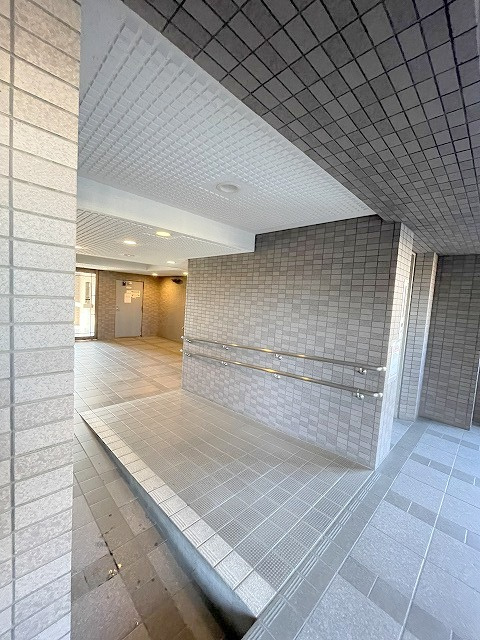 レックスハイム吉川のその他共用部分|駐輪場、エレベーターへの共有部分です。
