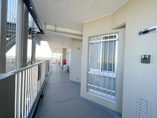 レックスハイム吉川のその他共用部分|玄関前の共有部分です。