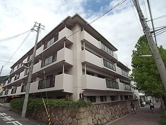 ウェルシー岡本の外観