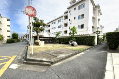 【その他共用部分】 | 南宇治ローレルコートB棟 | 小学校徒歩6分・中学校徒歩10分・児童公園徒歩1分・保育園徒歩3分と子育て環境は充実しています。