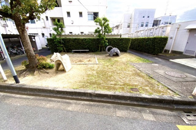 【その他共用部分】 | 南宇治ローレルコートB棟 | 最寄り駅は、近鉄京都線『伊勢田駅』駅から徒歩13分で、通勤、通学にも便利です。徒歩7分に京阪バス「緑ヶ原停」もあり乗車約5分で近鉄京都線『大久保駅』までアクセス。